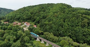 Linia kolejowa Świdnica - Jedlina-Zdrój. Przez wiadukt w Lubachowie przejeżdża pociąg. Fot. R. Mitura