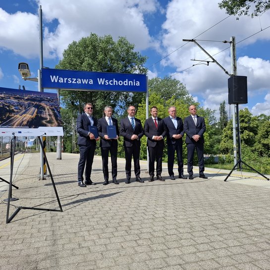 Minister Infrastruktury, Prezydent i wice Prezydent Warszawy, Prezes PLK SA i przedstawiciele wykonawcy z umową na modernizację stacji Warszawa Wsch, PLK