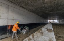 Wykonawca przygotowuje teren pod drogę pieszo-rowerową w tunelu w Legionowie, fot. Łukasz Bryłowski
