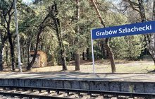 Tablica informacyjna z nazwą Grabów Szlachecki na peronie przystanku, fot. Krzysztof Różewicz
