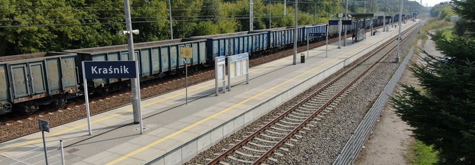 Pociąg towarowy na stacji w Kraśniku, widać peron i tablice informacyjne, fot. A.Lewandowski, P. Mieszkowski