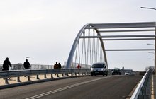 Otwarcie wiaduktu drogowego nad torami w Łowiczu, auta i piesi na obiekcie fot. Anna Jadaś PLK (1)