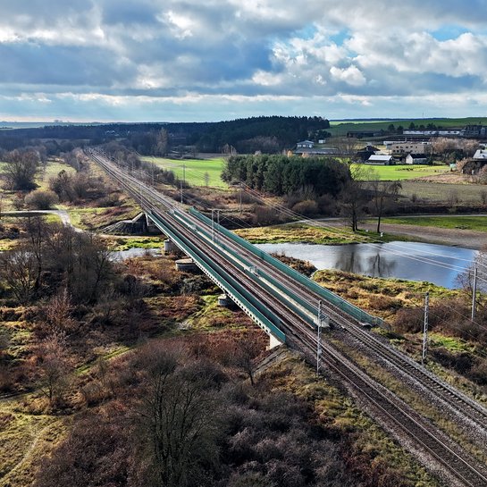 Most kolejowy nad Nidą Most kolejowy nad Nidą, widok z lotu ptaka, fot. Piotr Hamarnik