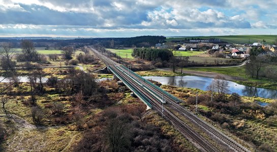Most kolejowy nad Nidą Most kolejowy nad Nidą, widok z lotu ptaka, fot. Piotr Hamarnik